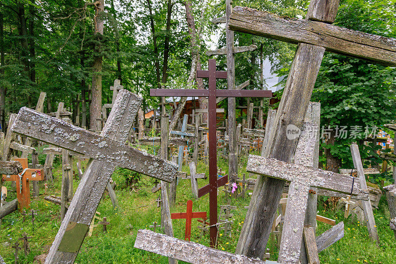 波兰格拉巴尔卡圣山上古老的弯曲十字架