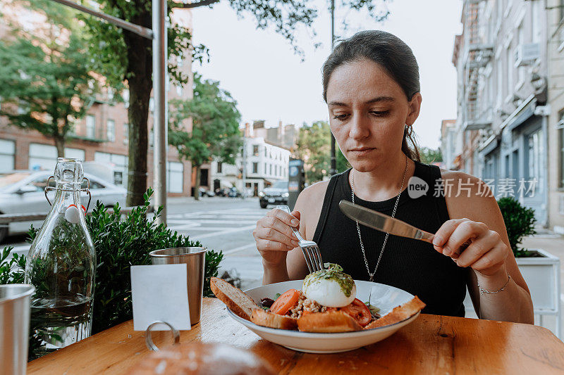 吃素食，喝水的女人