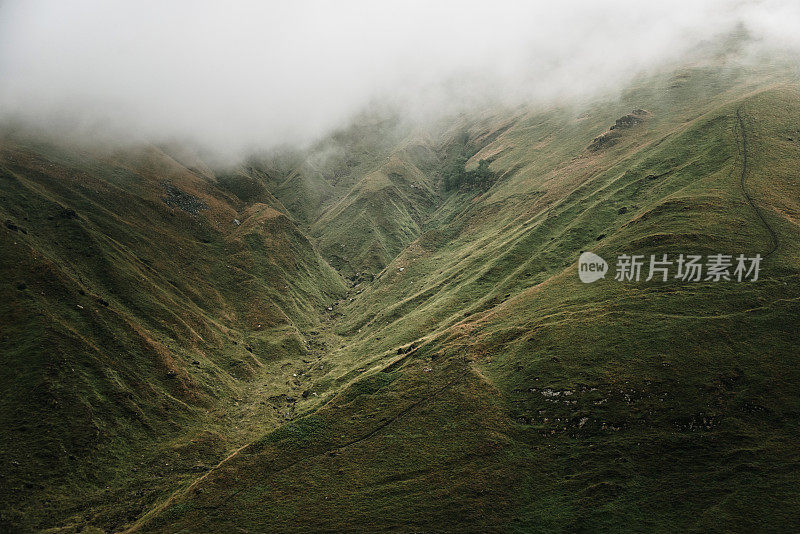 在西班牙坎塔布里亚，绿色的山地景观和雾