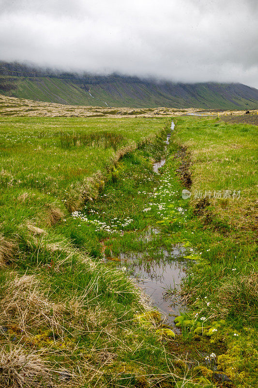 冰岛风景中的沟渠