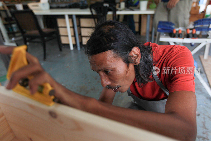 小型企业-木匠制造家具
