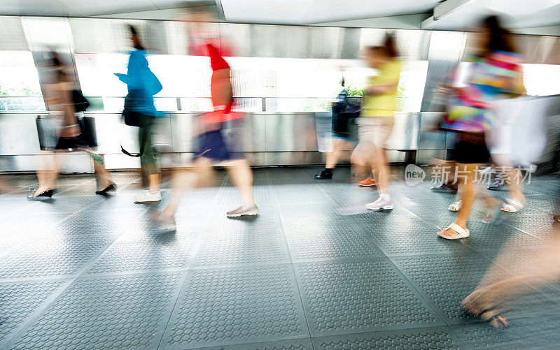 模糊的人走在走廊里