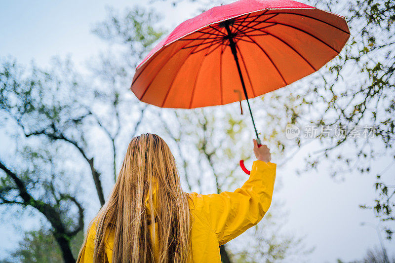 在雨中打着伞的女人