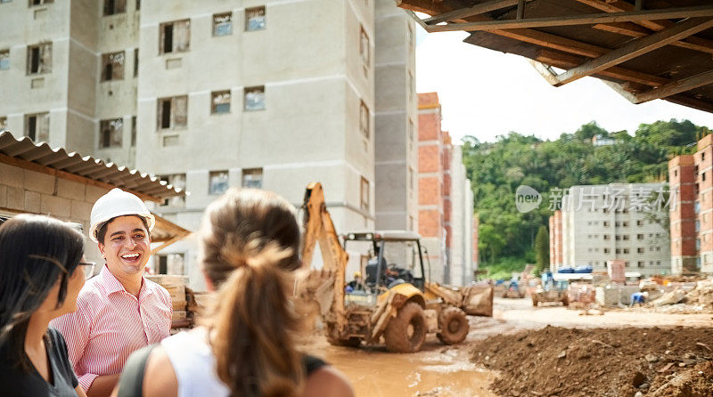 工程师和建筑师在建筑工地交谈