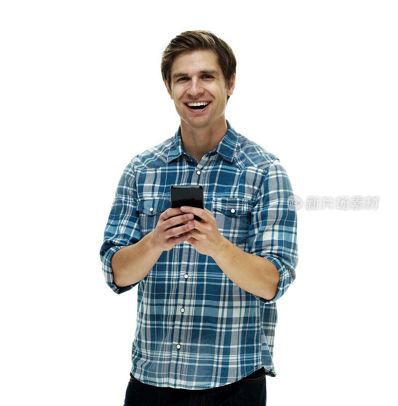 白人年轻男子站在白色背景下，穿着衬衫并使用手机