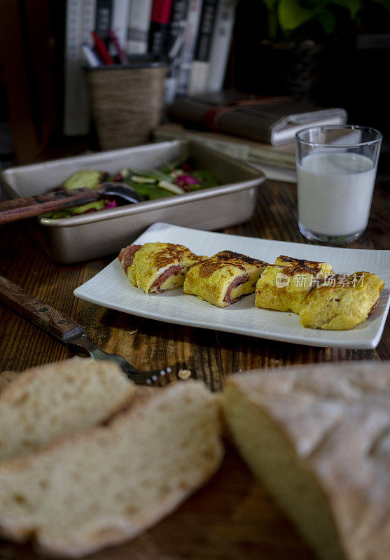 自制早餐:香肠煎蛋卷，烤面包和烤蔬菜