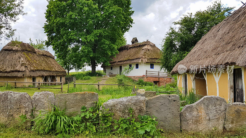 乌克兰，基辅——2020年6月11日。皮罗戈沃博物馆里农民的老房子。国家民间建筑博物馆和乌克兰不同地区的传统民俗馆