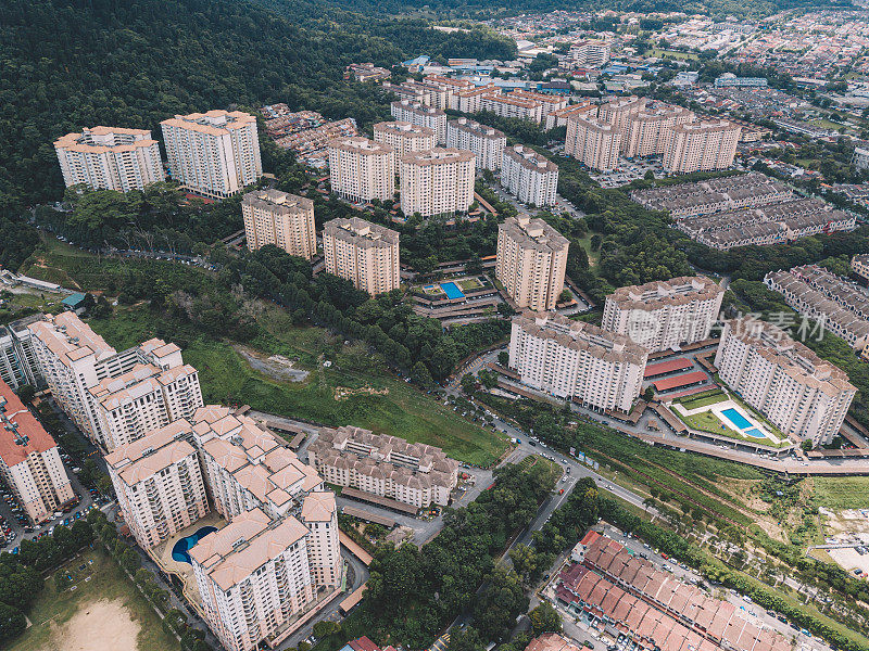 这是一架无人机拍摄的马来西亚吉隆坡kepong公园上空的住宅楼