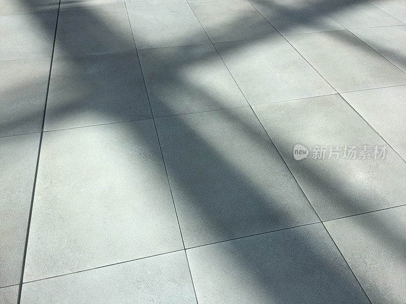 用阳光和阴影清洁瓷砖地板