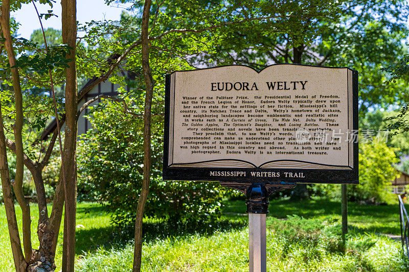密西西比作家小径的标志，在尤多拉威尔蒂住宅前，一个国家历史地标，位于贝尔黑文社区在杰克逊，密西西比州
