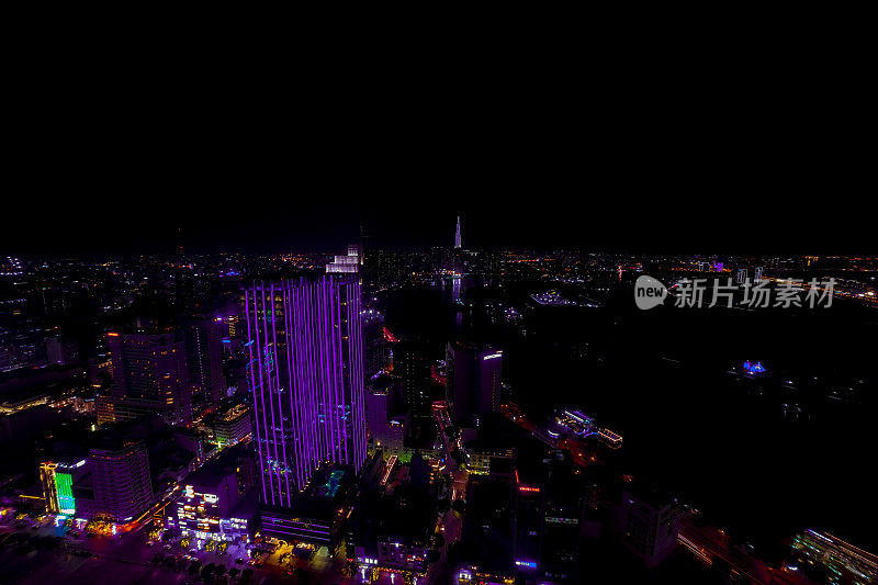 越南胡志明的一个夜晚全景交通堵塞高角度广角拍摄