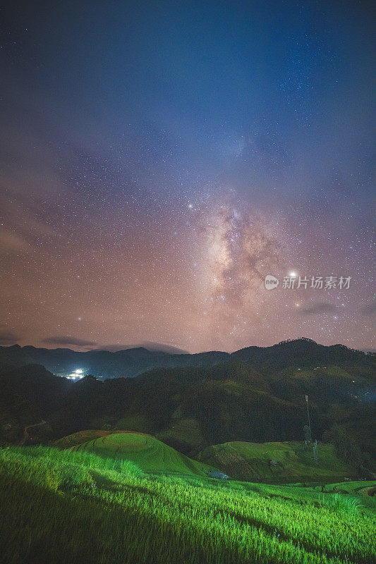 银河系与星星和空间美丽的景观绿色稻田准备在越南西北部的梯田日落山在木仓寨，颜白，越南