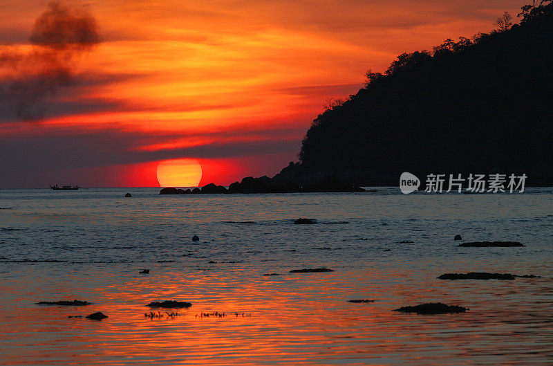 美丽的日落海滩在安达曼海傍晚，泰国，利比