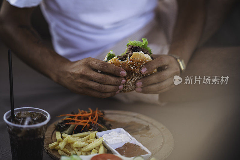 美味的汉堡、薯条和洋葱圈