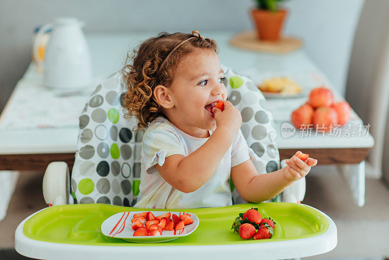 儿童早餐吃草莓，健康素食的饮食理念