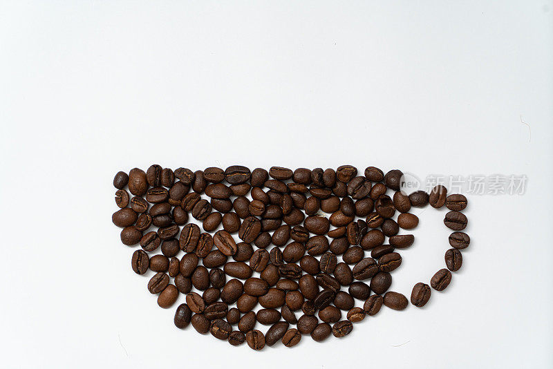 用烘培的咖啡豆做成咖啡杯