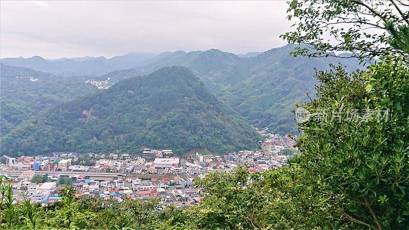 日本。7月。从内珠山自然公园俯瞰伊豆半岛全景。