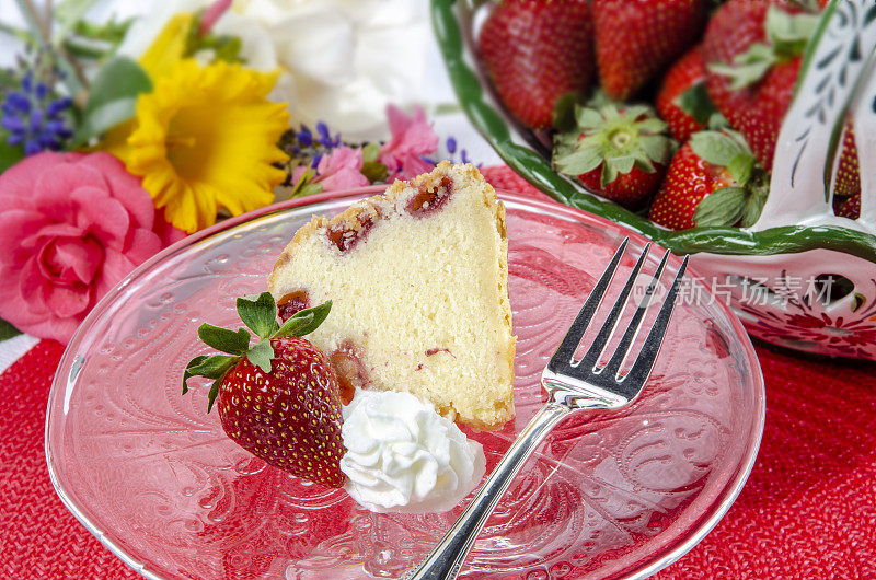 美味:草莓蛋糕与浆果和奶油和一篮草莓。
