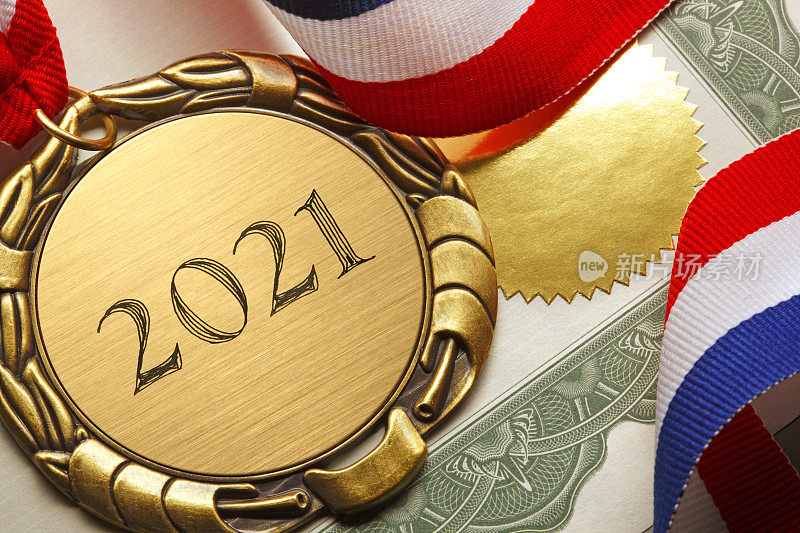 获奖证书及刻有“2021”字样的金质奖章