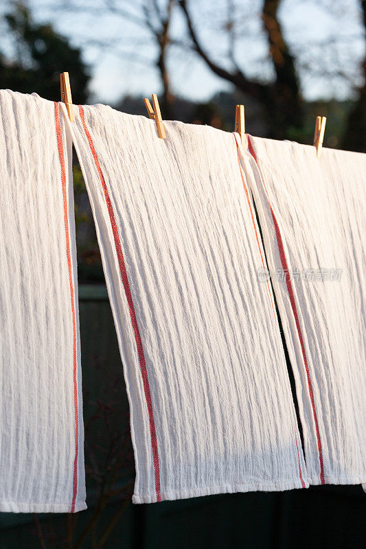 棉茶巾在风中吹拂——傍晚的阳光