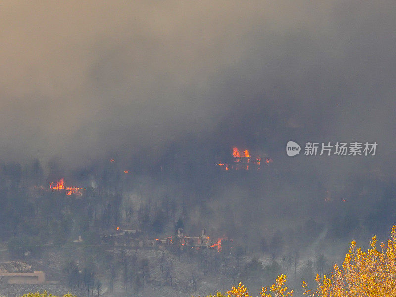 山坡上的森林大火烧毁了房屋