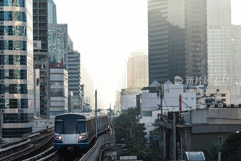 亚洲日出时，泰国曼谷的轻轨运行