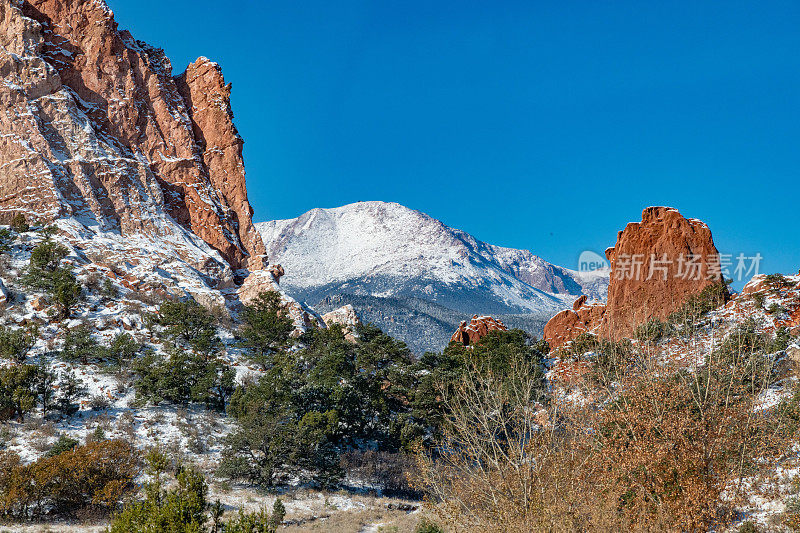 派克峰山-花园的神高大的岩石形成后，冬季降雪