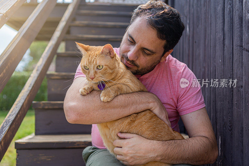 家里有只姜黄色猫的男人