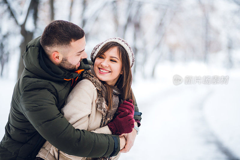 雪中的年轻夫妇