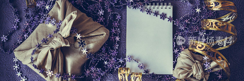 新年的礼物用布包着，空白的笔记本上写着你的短信。