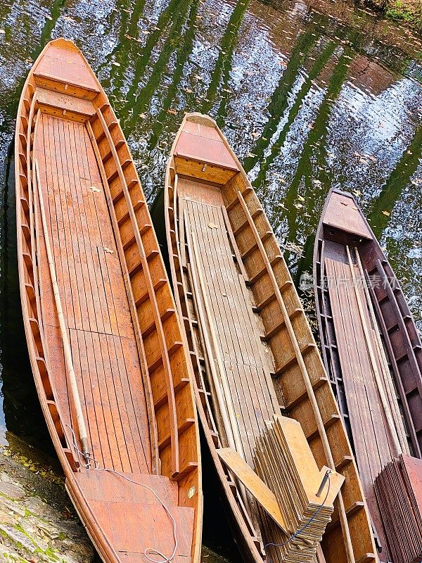 内卡河中的贡多拉船