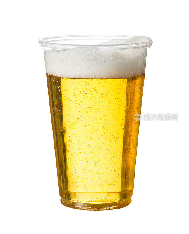 淡啤酒在一个透明的塑料杯上，在纯白色的背景