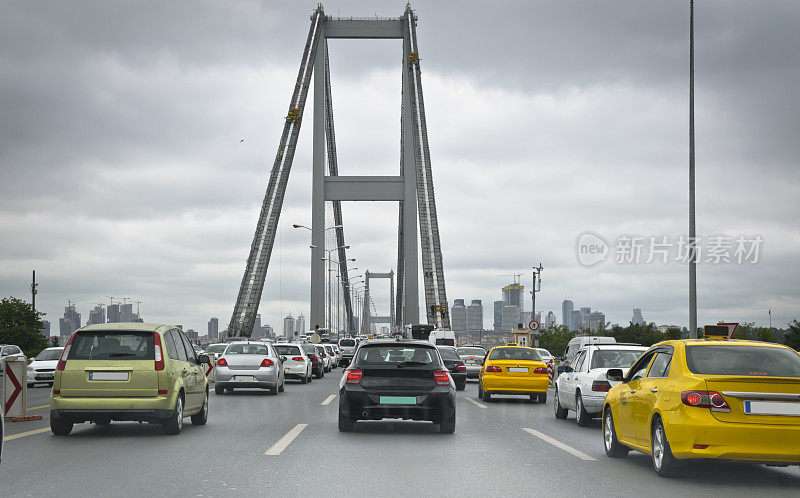博斯普鲁斯大桥高峰时段的交通状况