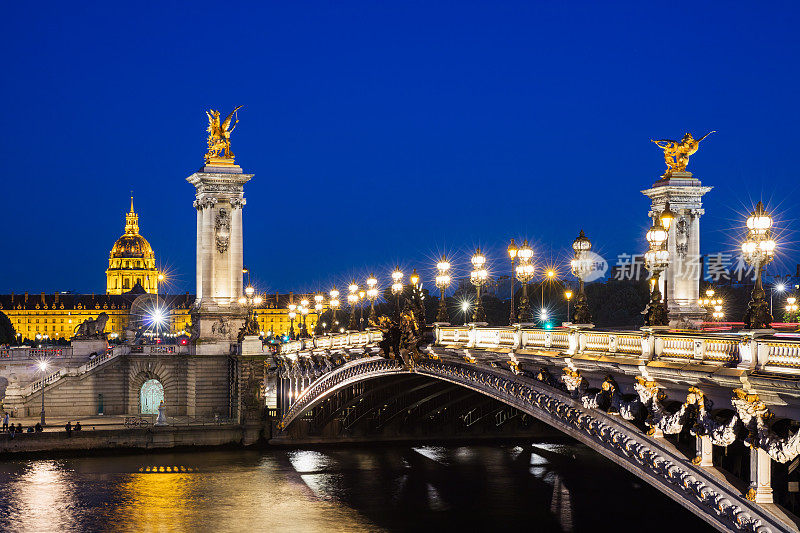 亚历山大三世桥的夜晚照明，巴黎，法国