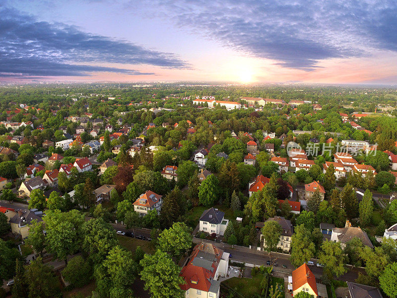 鸟瞰图郊区房屋在日落-德国
