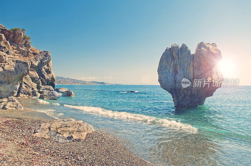 阳光明媚的夏日，海滩上的心形岩石