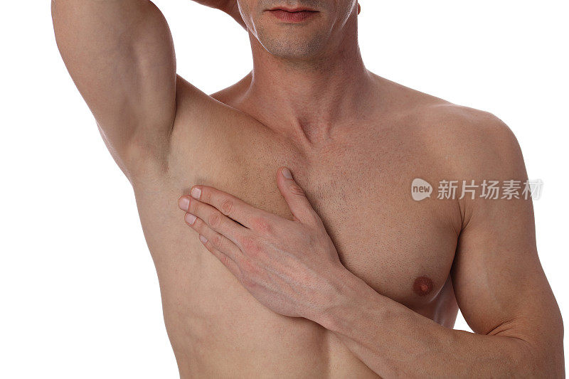 肌肉发达的男性躯干靠近，胸部和腋窝，腋下脱毛孤立在白色背景。男性打蜡。激光脱毛