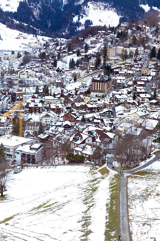 雪山中的村庄