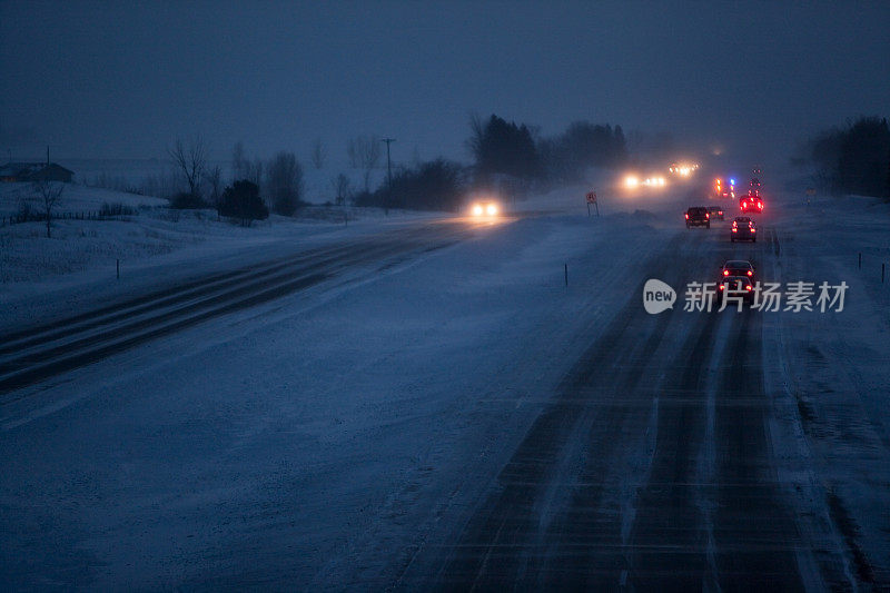 州际高速公路上的冬季暴风雪