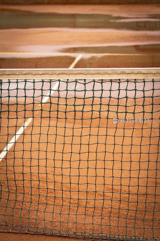 雨后的红土网球场