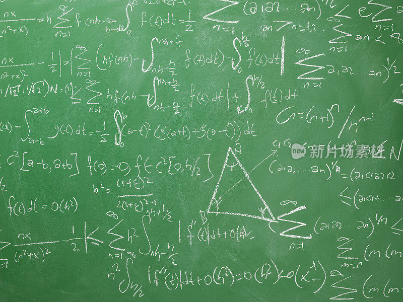 在绿色黑板上手写混合数学公式