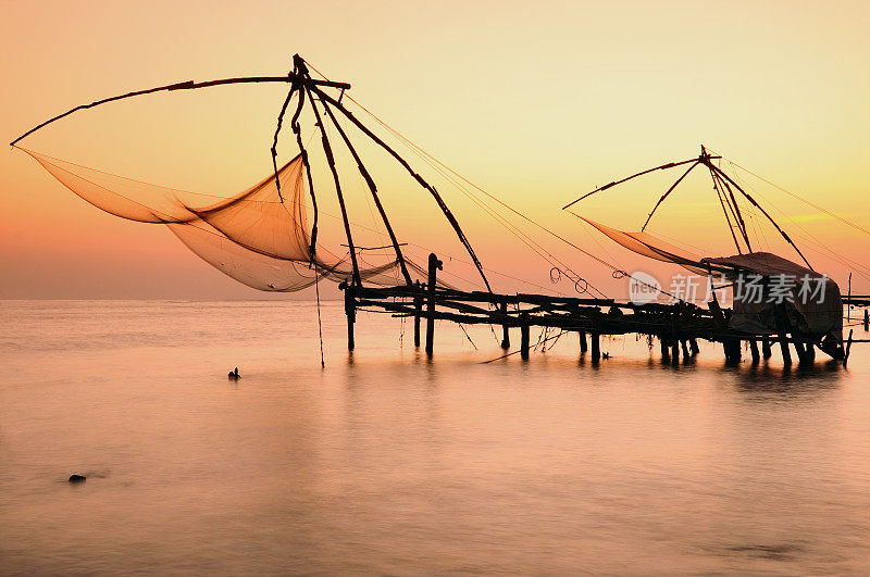 印度喀拉拉邦科钦Vypeen岛日落时的中国渔网
