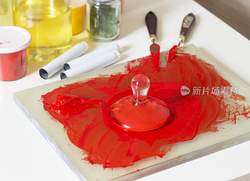 用研磨机研磨朱红色的油漆