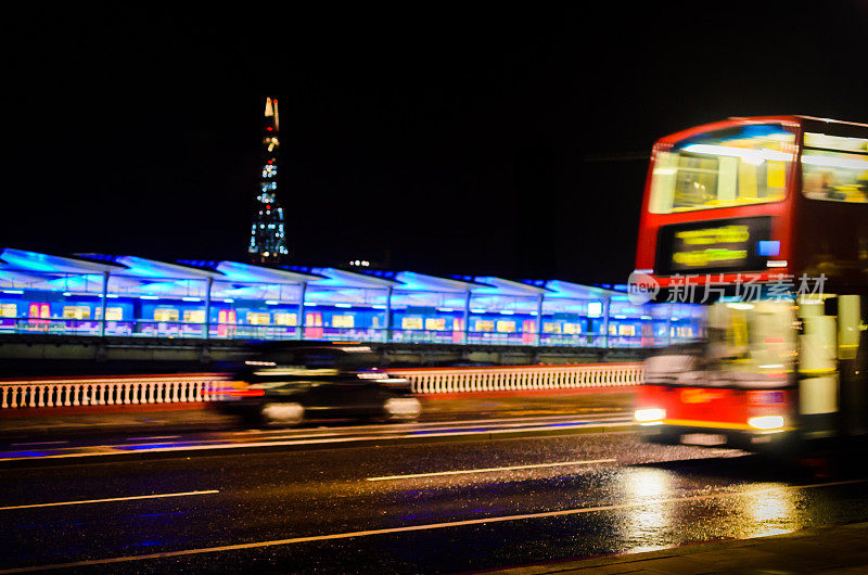 伦敦夜景黑色出租车和红色公共汽车黑衣修士桥