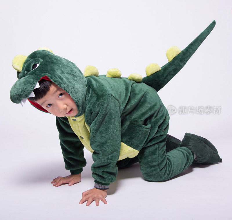 亚洲男孩扮演恐龙