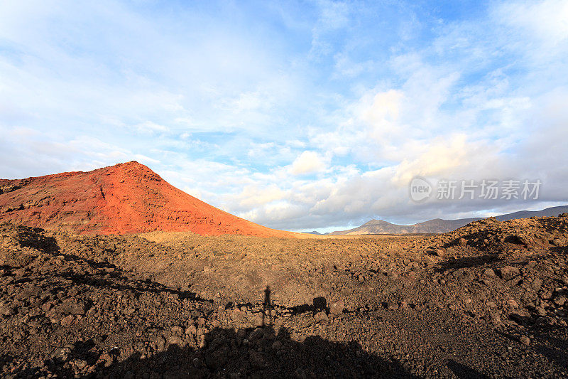 日落时分的兰萨罗特火山
