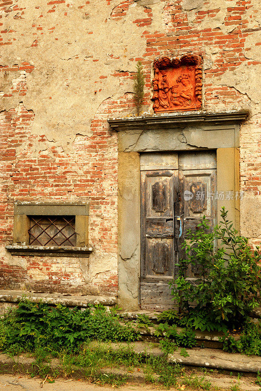 古老的托斯卡纳别墅的旧门，意大利
