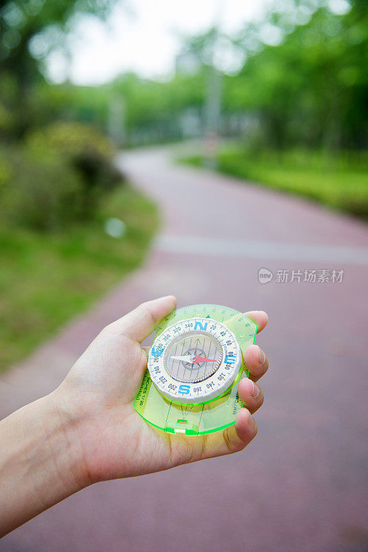 手里拿着指南针的男人