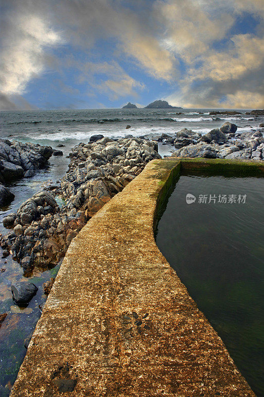 日落时分的海岸路径