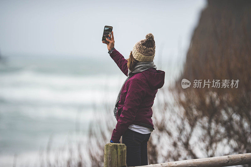 少数民族女性成年人探索太平洋西北海滩